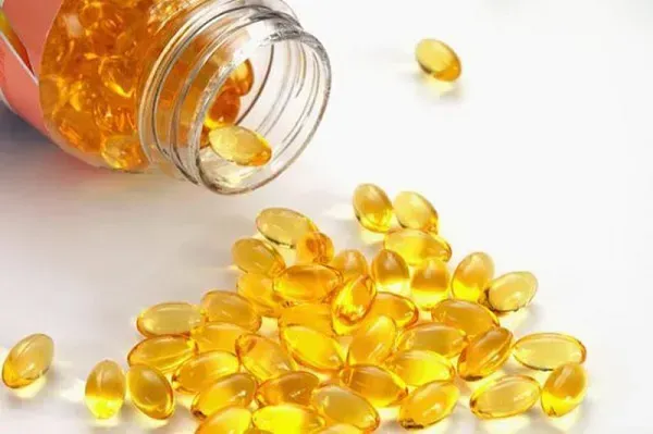 Dầu cá giàu Omega-3 là dưỡng chất tuyệt vời, giúp nuôi dưỡng mái tóc chắc khỏe và giảm gãy rụng từ bên trong cơ thể