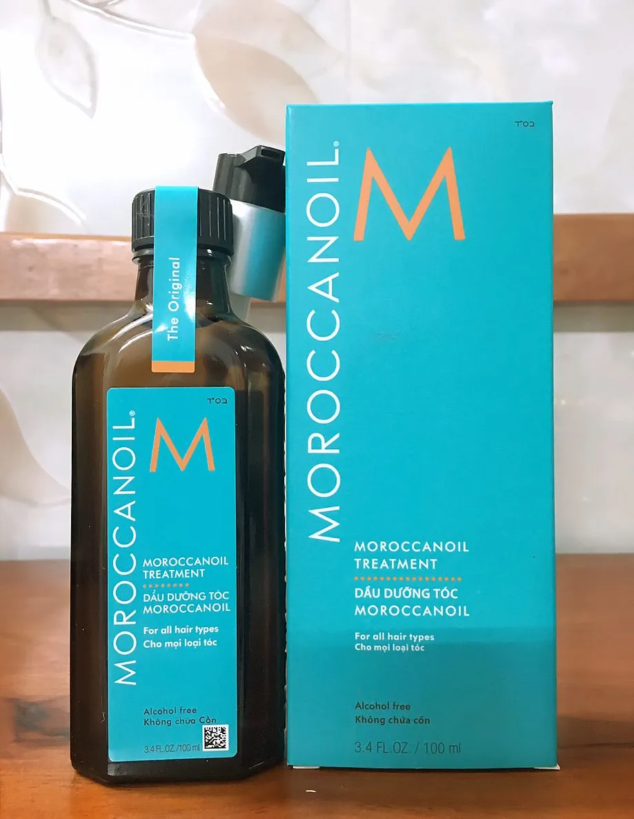 Các sản phẩm dầu dưỡng tóc chuyên sâu như Moroccanoil và Macadamia giúp duy trì nếp tóc cụp