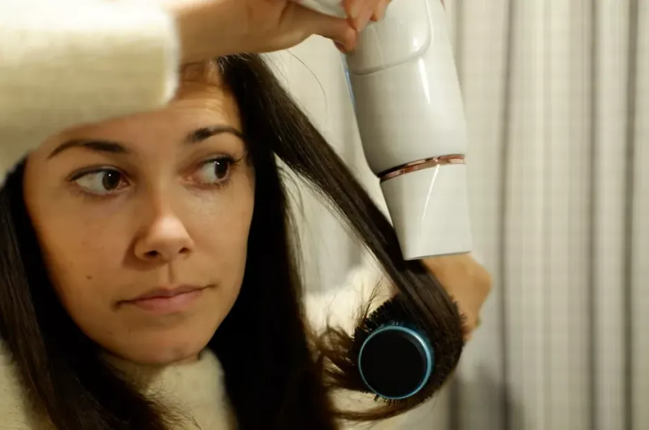 Kỹ thuật sấy tóc cụp bằng lược tròn và máy sấy có đầu dẹt để định hình nếp tóc sau khi ngủ