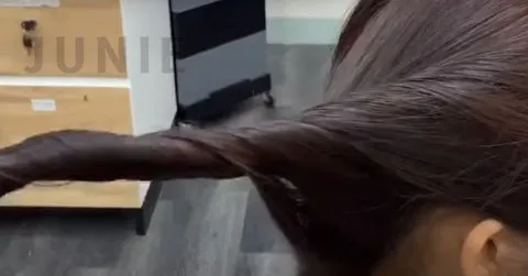 Chia tóc chính xác là bước quan trọng trong cách kẹp càng cua cho tóc xoăn sóng nước kiểu Natra