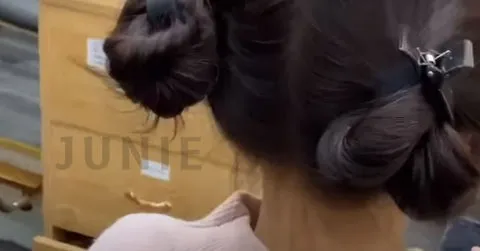 Kỹ thuật trong cách kẹp càng cua tóc xoăn: Bước 3 cố định búi tóc bằng kẹp càng cua