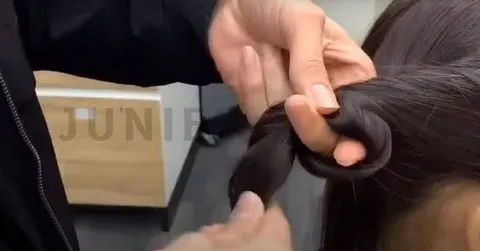 Kỹ thuật trong cách kẹp càng cua tóc xoăn: Bước 2 cuộn tóc từ dưới lên sát da đầu để tạo nếp xoăn