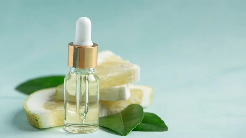 Sử dụng tinh dầu bưởi để dưỡng tóc là phương pháp được nhiều người tin dùng