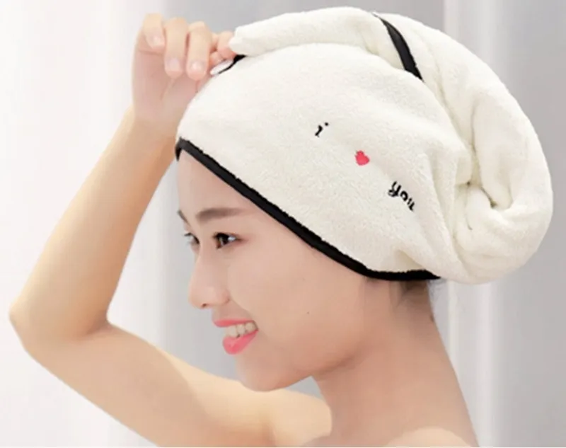 Một cô gái đang thư giãn hong khô tóc trước quạt máy, tận dụng luồng gió tự nhiên