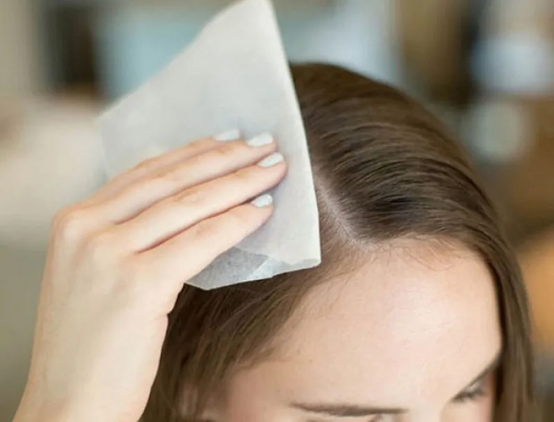 Sản phẩm xịt tóc hoặc dầu dưỡng được sử dụng như sản phẩm hỗ trợ làm khô tóc