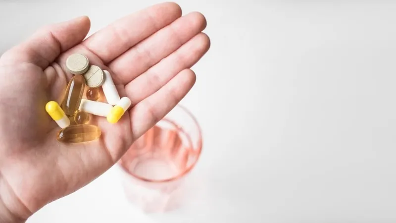 Viên uống bổ sung là cách giúp tóc mọc nhanh cho nam an toàn nhưng hiệu quả