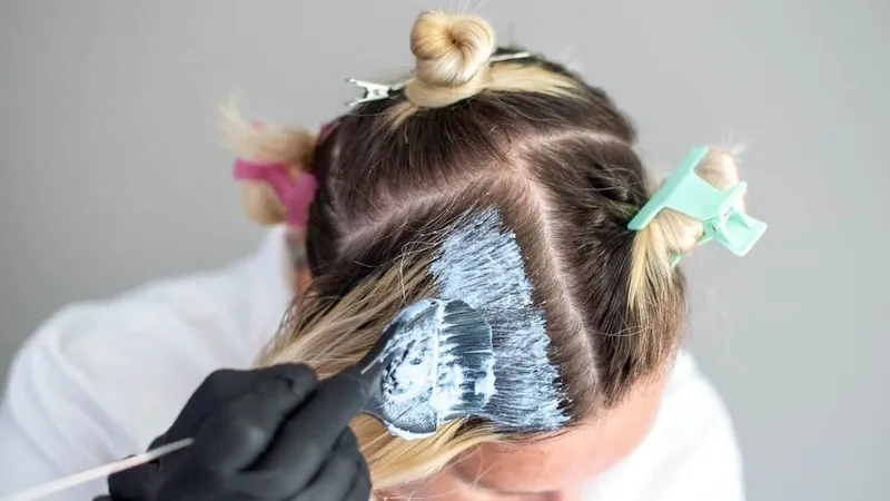 Chăm sóc da đầu sau khi tẩy tóc là vô cùng quan trọng để ngăn ngừa tổn thương và kích ứng