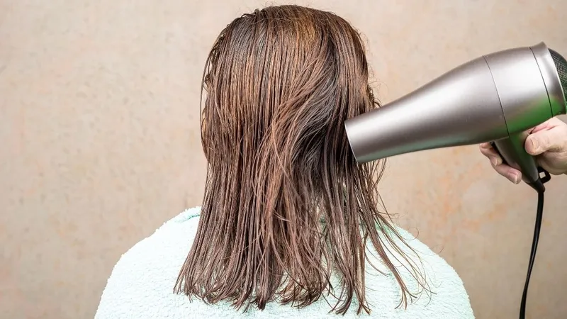 Nên để tóc khô tự nhiên hoặc dùng chế độ gió mát để bảo vệ da đầu và tóc khỏi nhiệt độ cao