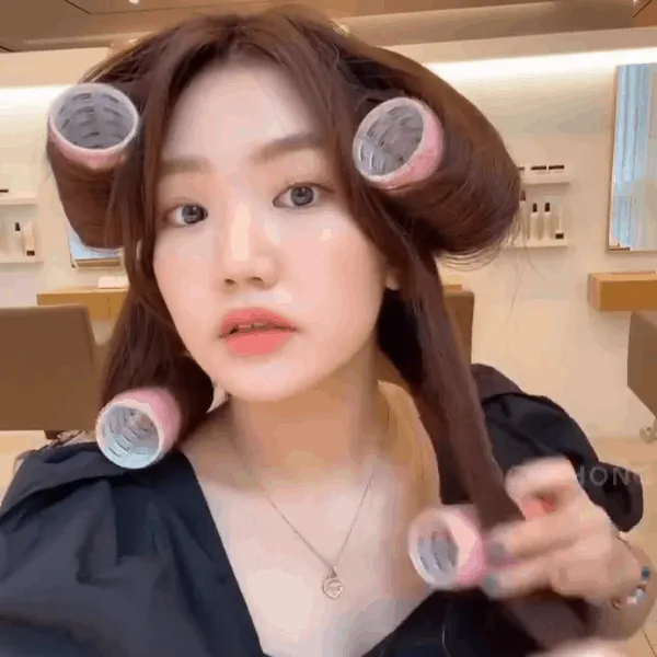 Mái bay cần lược tròn lớn cuộn ngược ra phía sau đầu, sấy nóng và làm nguội để tạo độ rủ lơi tự nhiên