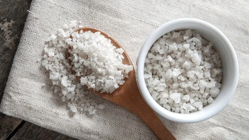 Thực hiện cách trị tóc dầu bết dính bằng muối và nước ấm tại nhà