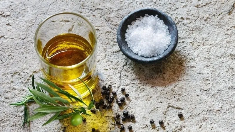 Hỗn hợp muối biển và dầu ô liu hỗ trợ khắc phục tóc bết dính