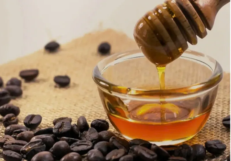Sự kết hợp giữa bã cà phê và mật ong tạo nên công thức dưỡng ẩm và phục hồi tóc khô xơ hiệu quả