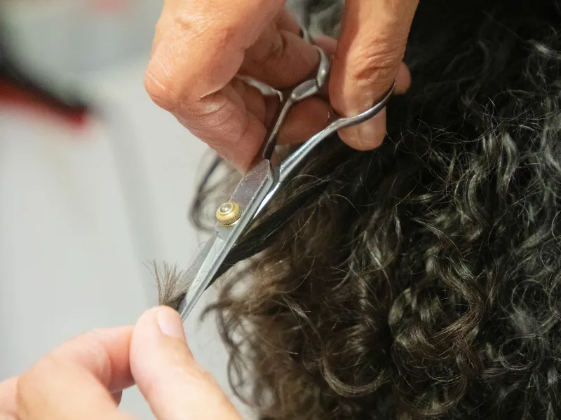 Cầm kéo cắt tóc đúng cách giúp kiểm soát đường cắt tốt hơn