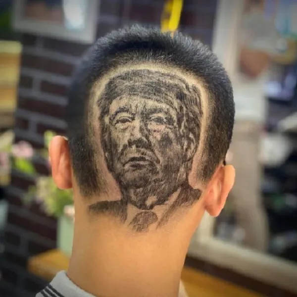 Chụp khách hàng cùng thợ tóc và dụng cụ để tăng độ chuyên nghiệp