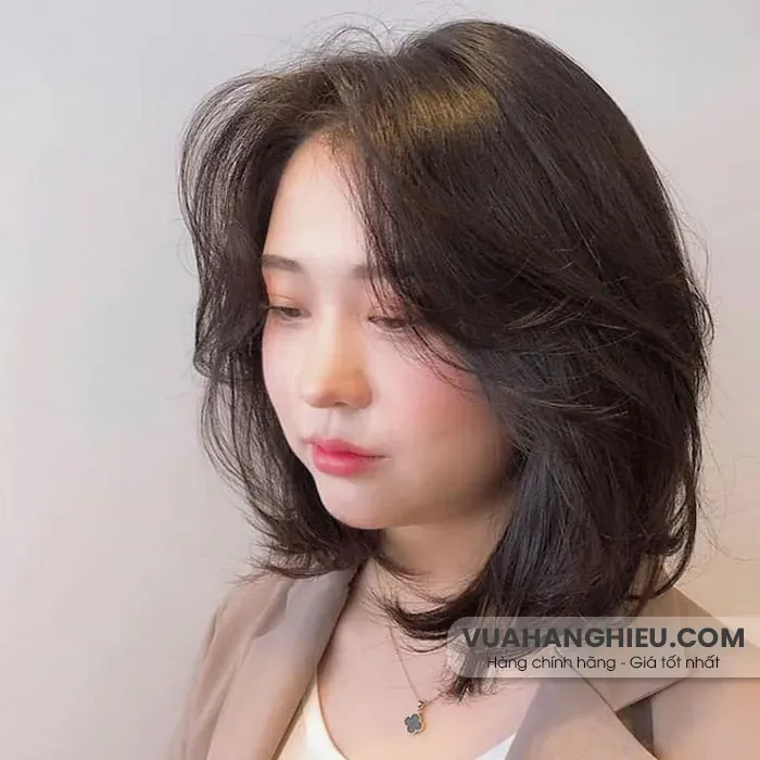 Người mẫu nữ với kiểu tóc layer bob nữ sành điệu, có độ phồng và ngắn hơn vai