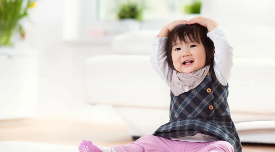 Kiểu tóc mái ngang ngây thơ cho bé gái 1 tuổi, giúp tóc trông dày dặn hơn.