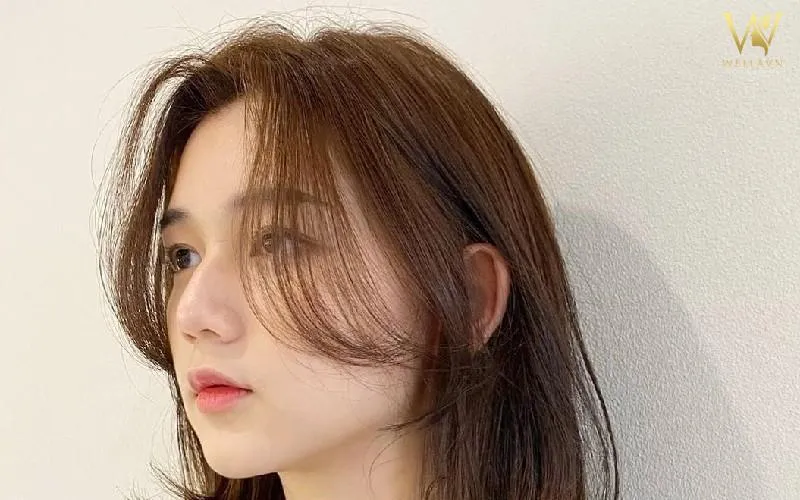 Kiểu tóc mái 2 bên đẹp, có độ phồng hoàn hảo, ôm sát khuôn mặt và làm nổi bật đường nét thanh thoát của người phụ nữ