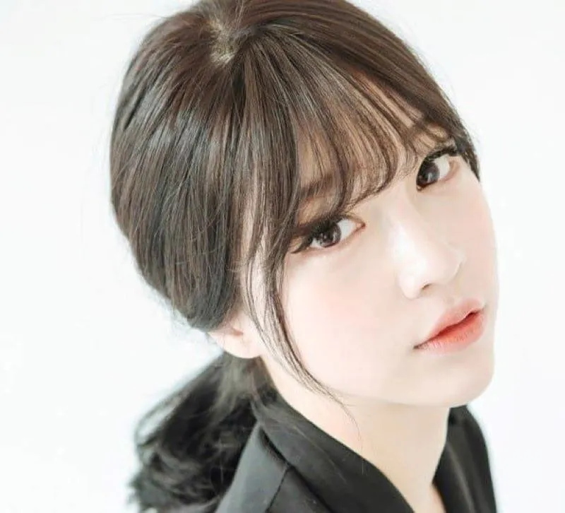 Hình ảnh một người mẫu với mái thưa ôm sát khuôn mặt, giúp khuôn mặt tròn thon gọn hơn