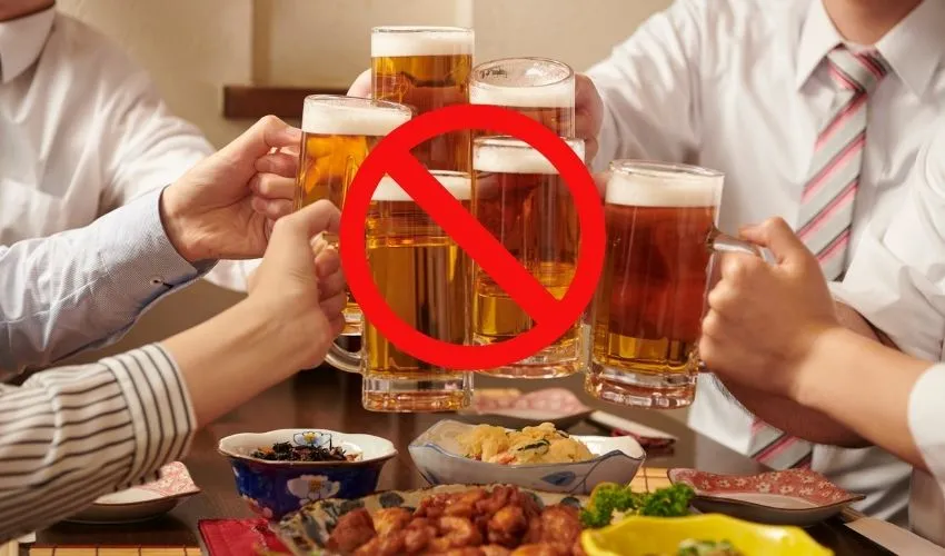 Bác sĩ da liễu đang thăm khám, kiểm tra tình trạng tóc bị rụng