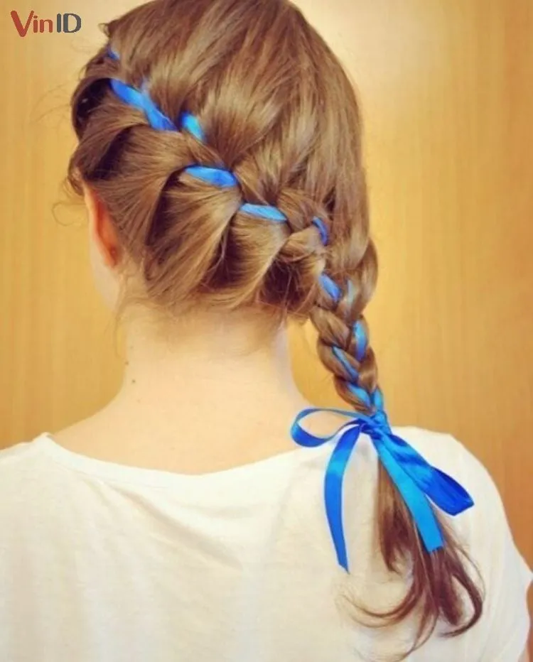 Biến tấu cách tết tóc với dây màu sắc sặc sỡ và trẻ trung