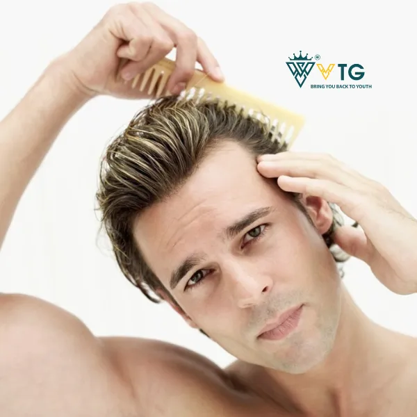 Hình ảnh mái tóc xoăn nam đang được chải, minh họa tầm quan trọng của việc chải tóc đúng cách