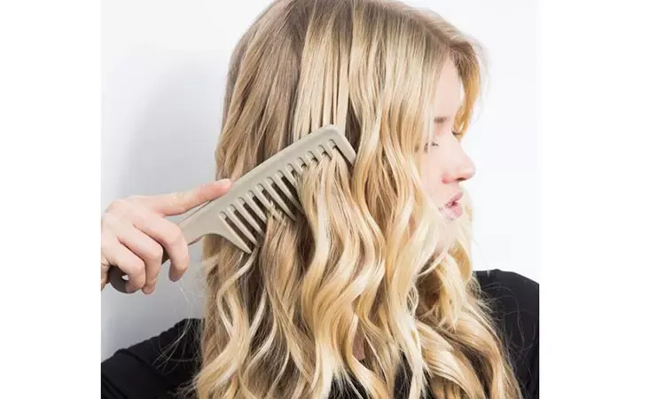 Sử dụng lược răng thưa khi tóc còn ẩm là biện pháp tối ưu để gỡ rối và bảo vệ lọn tóc uốn.