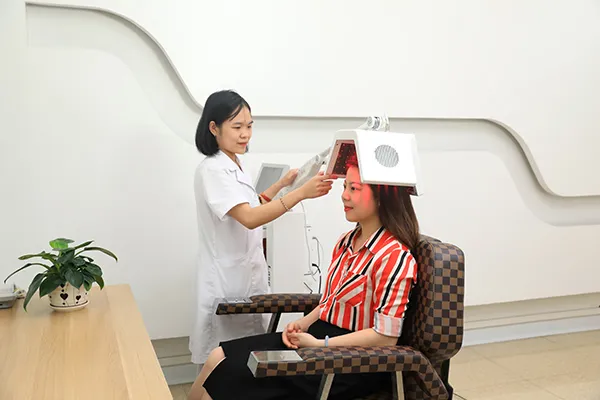 Chăm sóc tóc bằng công nghệ cao như laser tại phòng khám
