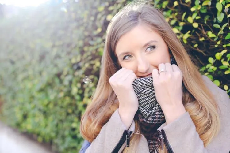 Lược chải tóc nhẹ nhàng, tránh hư tổn do tóc ướt và là bí quyết chăm sóc tóc mùa đông