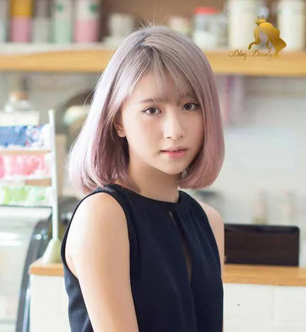 Chăm sóc tóc ngang vai bị vểnh với sản phẩm chuyên dụng.