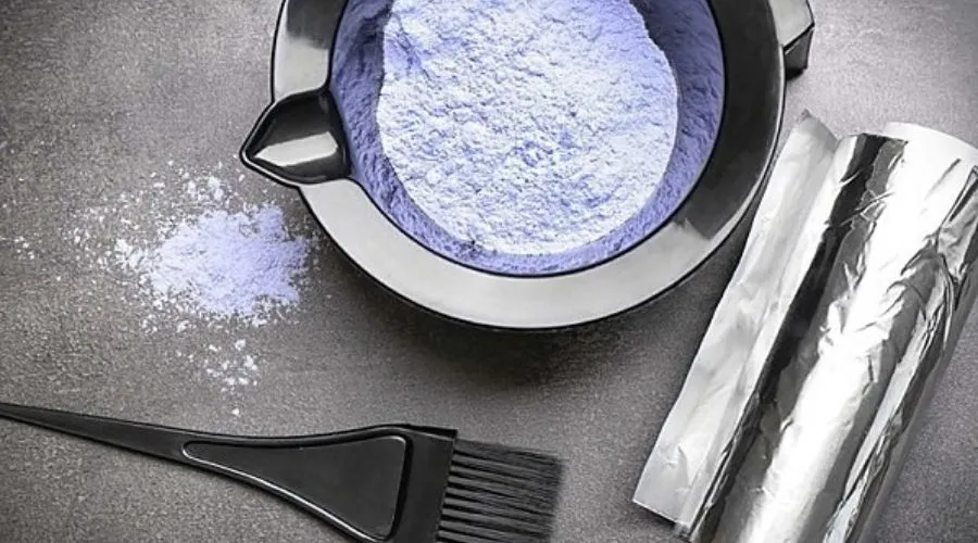 Sử dụng tinh dầu hoặc xịt thơm tóc là phương pháp hiệu quả để loại bỏ mùi hóa chất sau khi ép