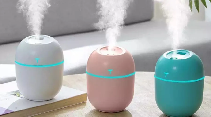 Người phụ nữ đang gội đầu bằng dầu gội chuyên dụng, tập trung làm sạch nhẹ nhàng và bảo vệ tóc ép