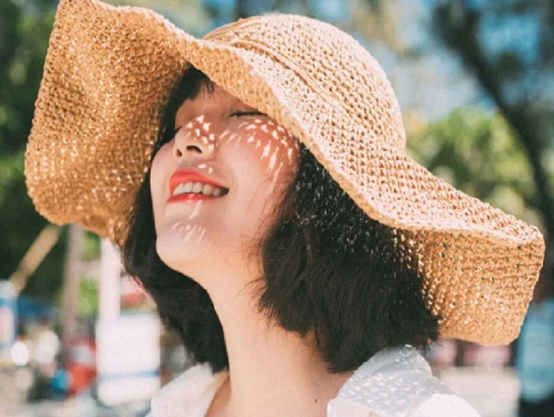 Đội mũ và sử dụng kem chống nắng bảo vệ tóc khỏi bị cháy nắng và tác nhân môi trường