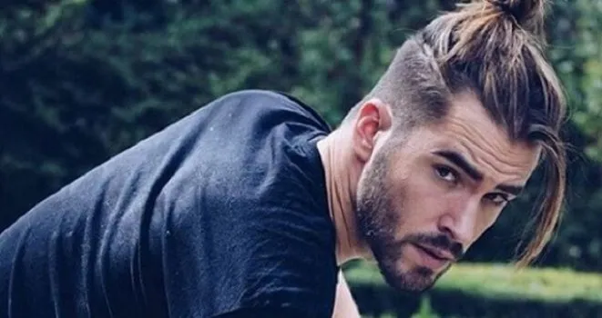 Tóc Man Bun búi gọn trên đỉnh đầu