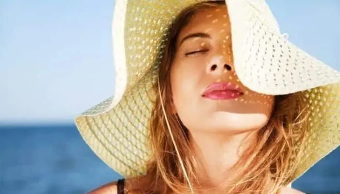 Đội mũ hoặc che chắn kỹ lưỡng khi đi ra ngoài trời nắng để bảo vệ tóc xoăn lơi khỏi tác hại của tia UV và ô nhiễm