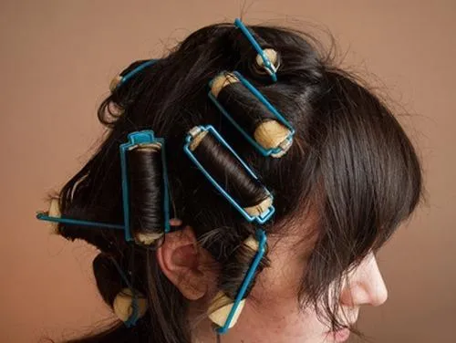 Hình ảnh minh họa một kiểu uốn tóc bằng lô cuốn mềm tại nhà mang lại sóng tóc đều và đẹp