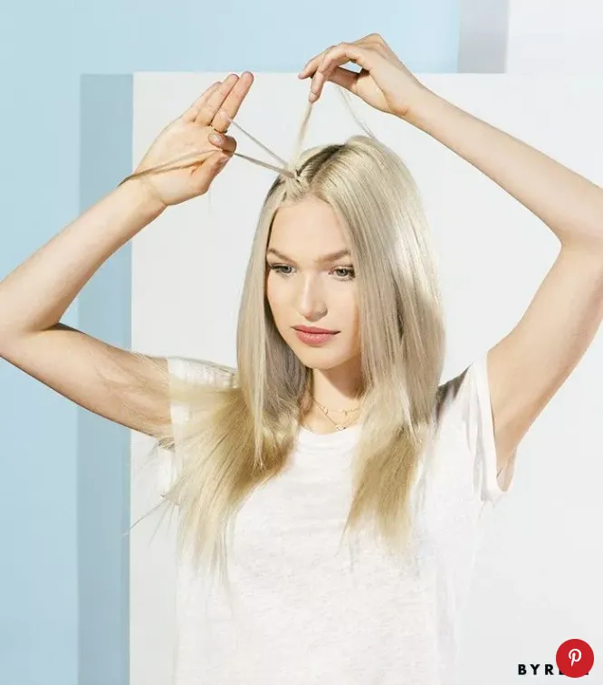 Chia tóc thành 3 phần tóc nhỏ bằng nhau rồi bắt đầu tết chúng lại với nhau.