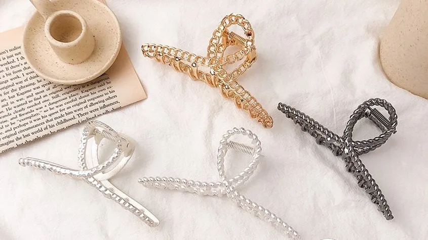 Chiếc kẹp càng cua kim loại màu vàng đồng sang trọng, tô điểm cho mái tóc ngắn thêm phần quý phái và tinh tế.