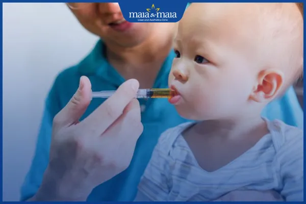 Trẻ uống thuốc hoặc bổ sung vi chất cần được chỉ định và theo dõi sát sao bởi bác sĩ chuyên khoa.