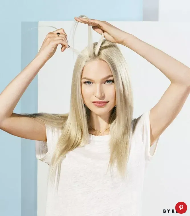 Chọn phần tóc mà bạn muốn tết tóc thành bím tóc Hà Lan: Có thể chọn phần giữa, hoặc 2 bên tóc đều được.