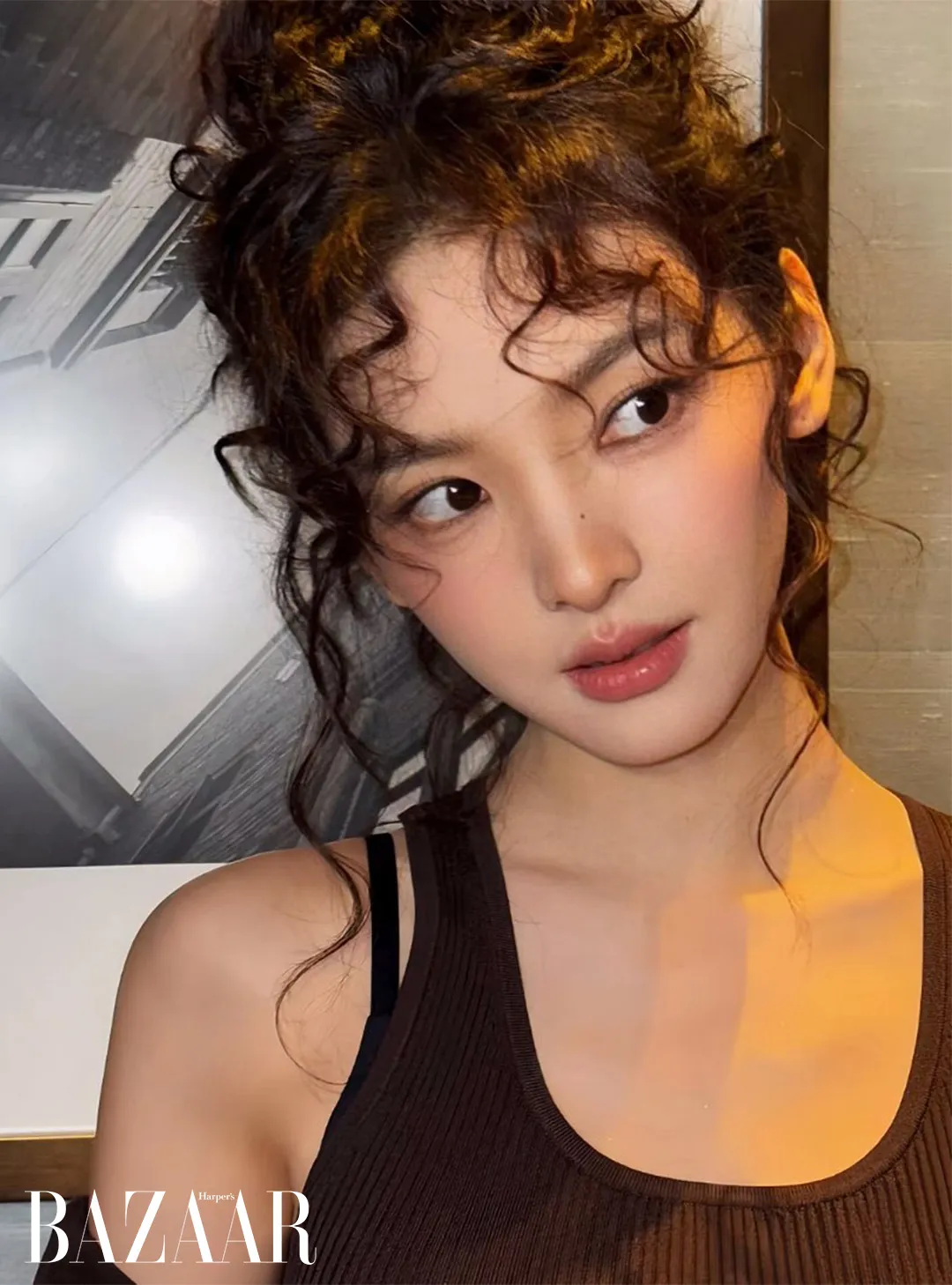 Chương Nhược Nam thể hiện khí chất quyến rũ với mái tóc xoăn, phong cách trang điểm đậm nét