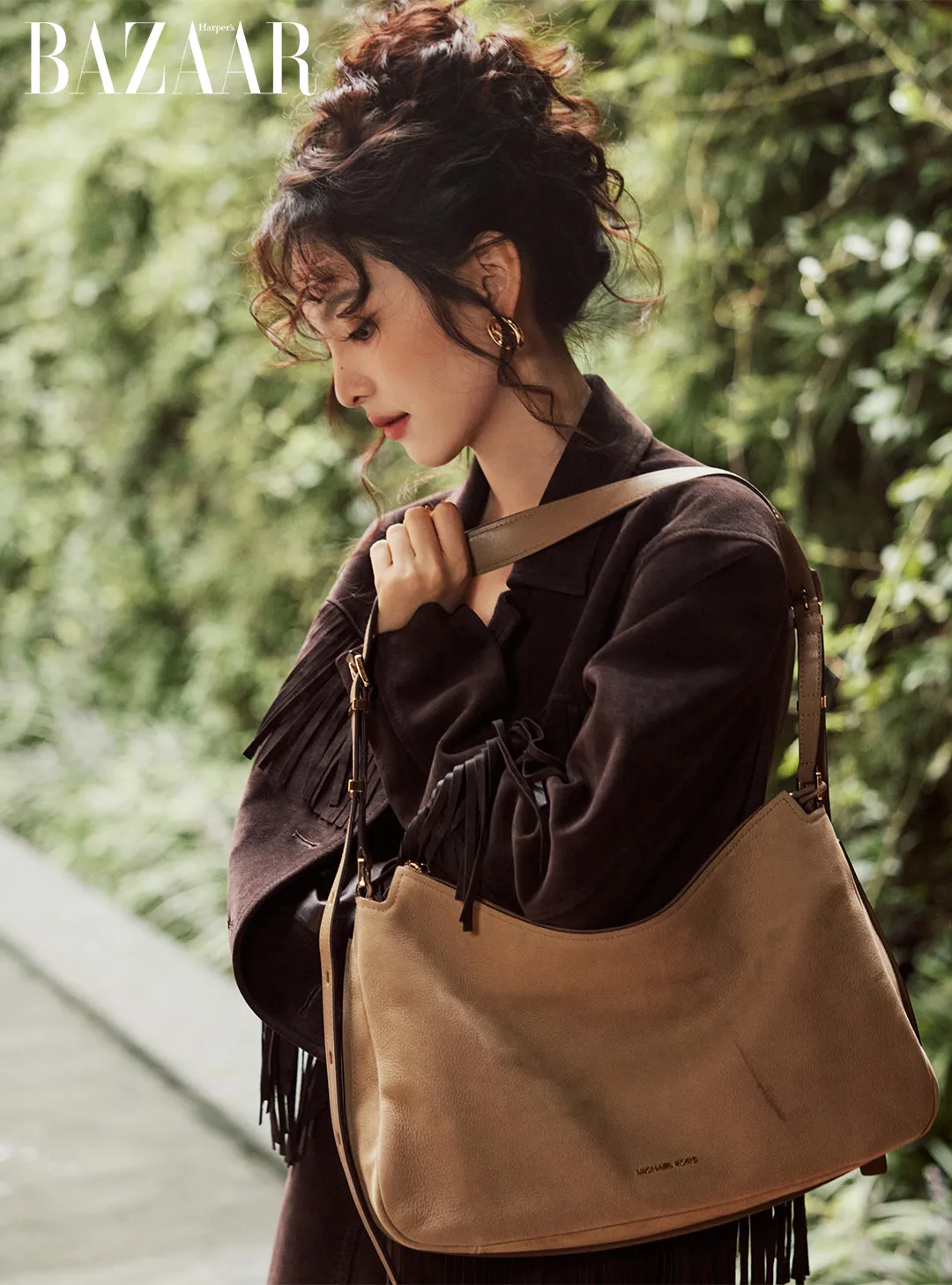 Ảnh cận cảnh mái tóc xoăn lọn nhỏ, dày và bồng bềnh của Chương Nhược Nam