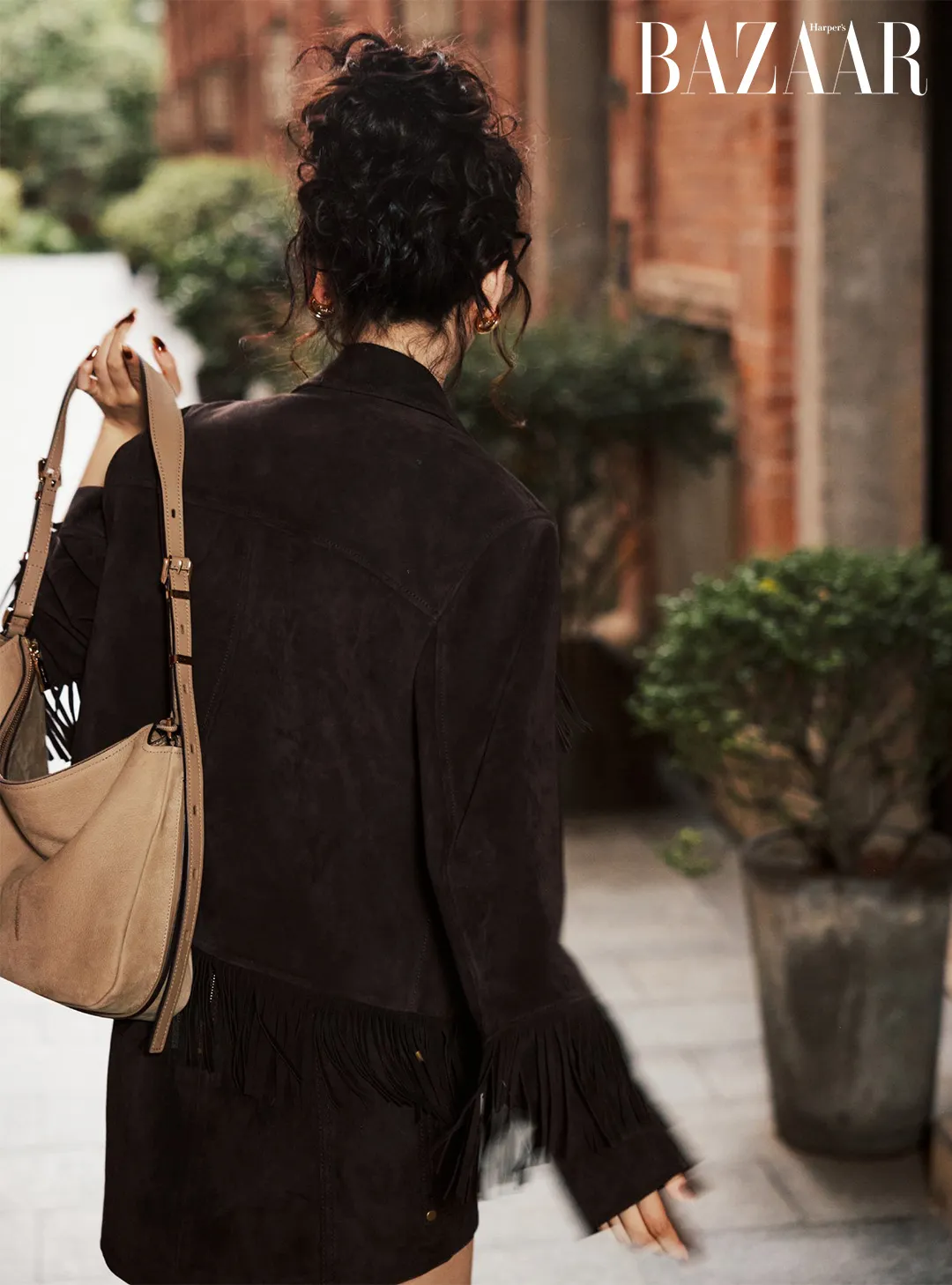 Hình ảnh Chương Nhược Nam tạo dáng với mái tóc búi messy, phần mái xoăn nhẹ buông lơi