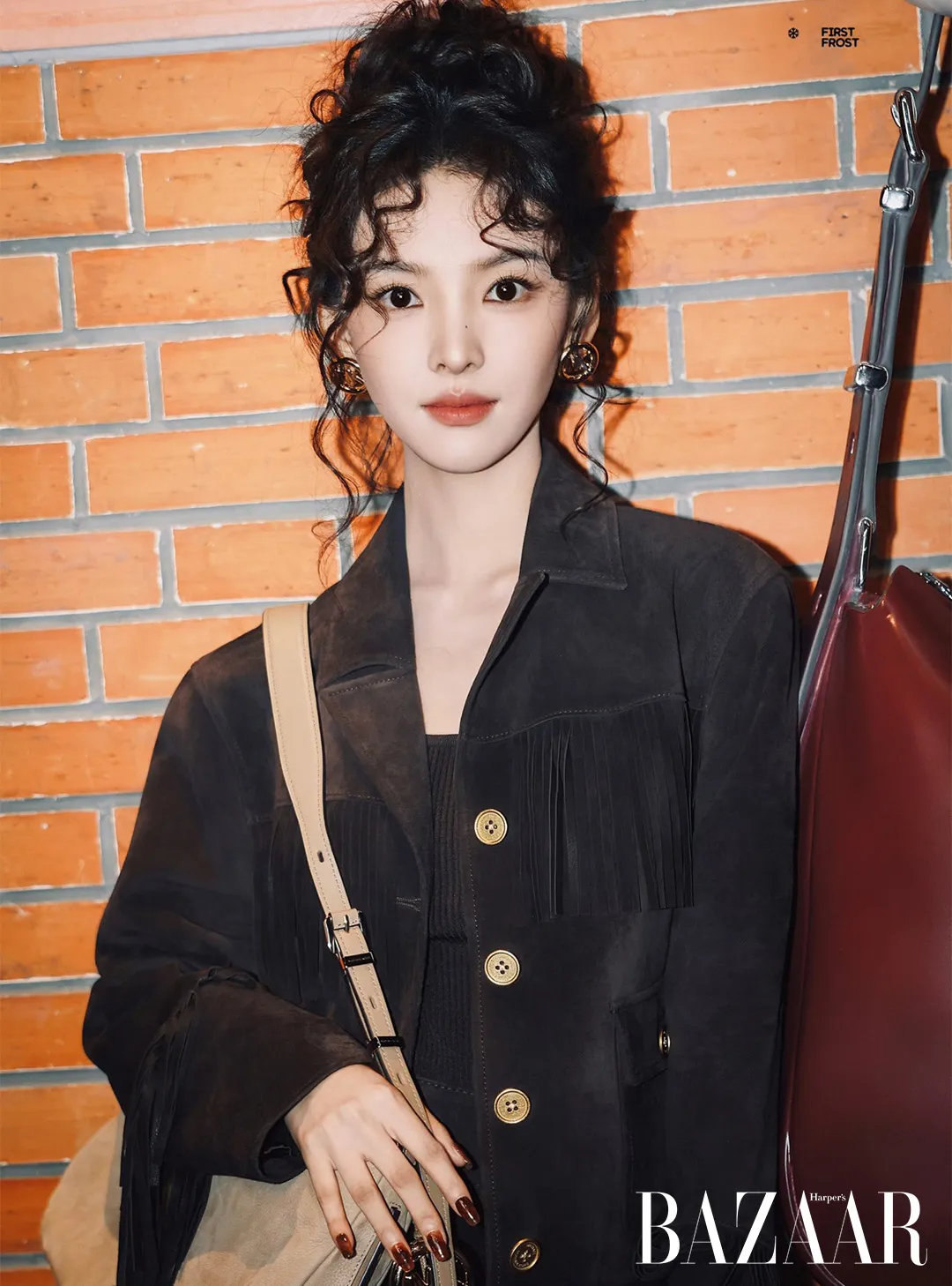 Chương Nhược Nam trong bộ trang phục cổ điển, gương mặt nổi bật nhờ mái tóc xoăn xù mì