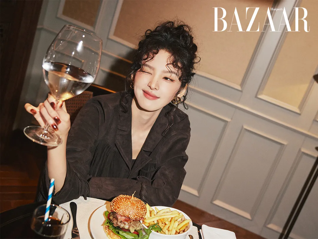 Chương Nhược Nam với kiểu tóc xoăn messy búi cao tinh nghịch, một biến thể của tóc xoăn xù mì