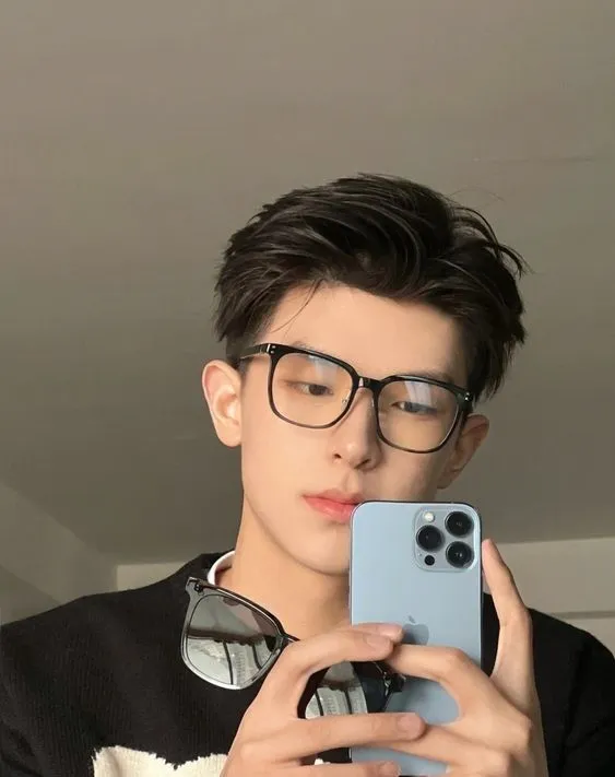 Classic Slicked Back Undercut là sự lựa chọn an toàn nhưng vẫn nổi bật