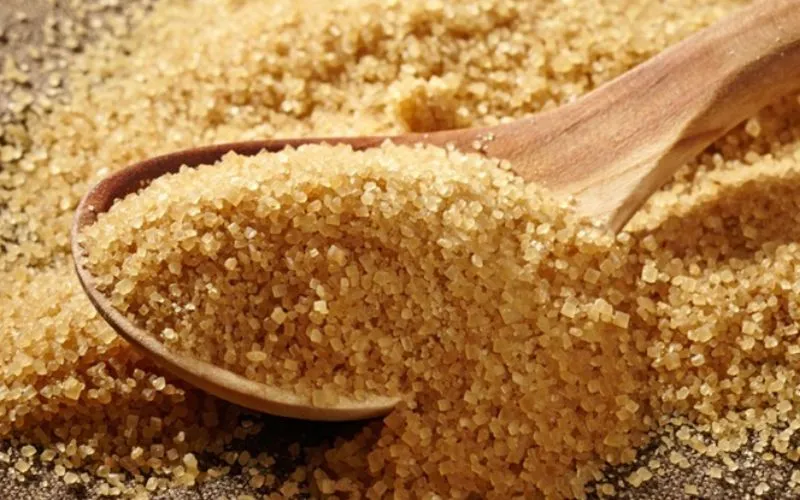 Tẩy tế bào chết da đầu bằng đường nâu