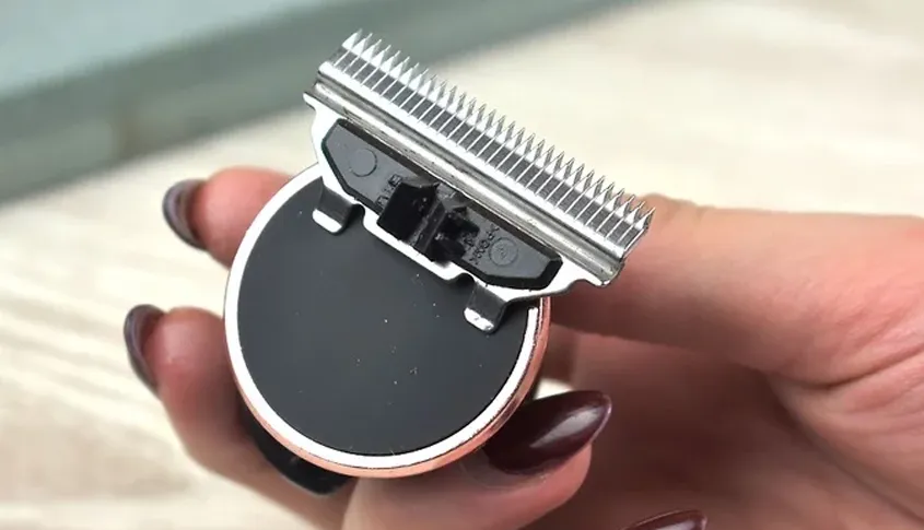 Cố định lưỡi tông đơ trên giá đỡ nam châm