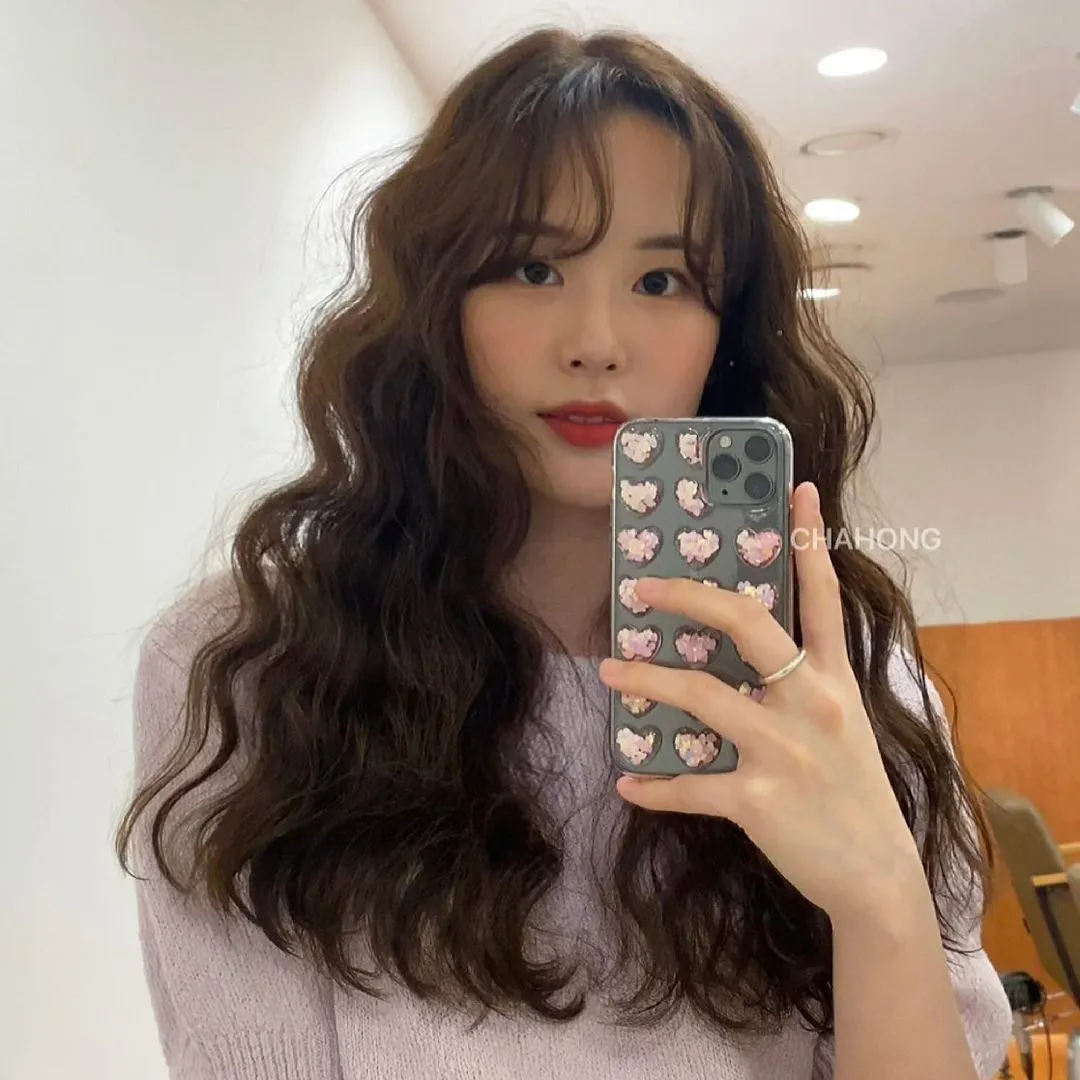 Tóc xoăn xù mì cần được cắt tỉa định kỳ để xác định chất tóc khỏe mạnh