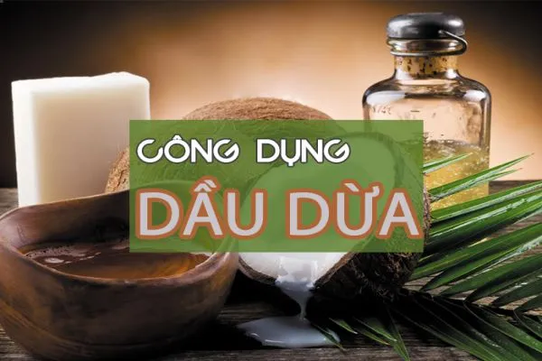 Một phụ nữ đang mát xa tóc bằng dầu dừa ấm để cải thiện độ ẩm và độ bóng mượt