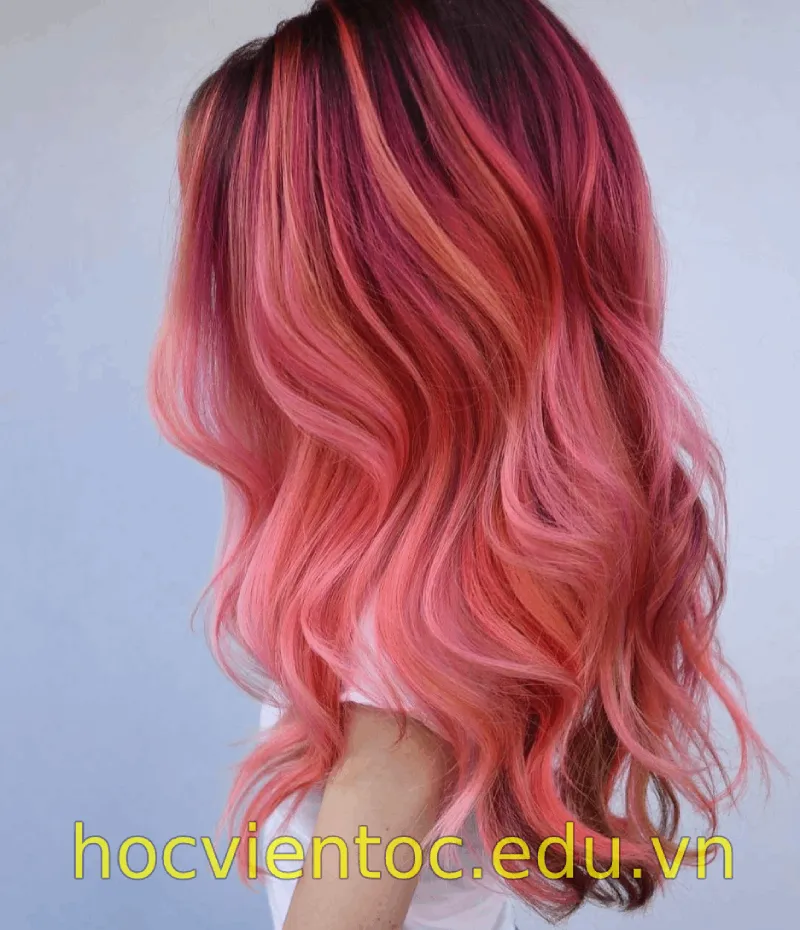 Kỹ thuật pha màu hồng đậm nhuộm tóc chuyên nghiệp